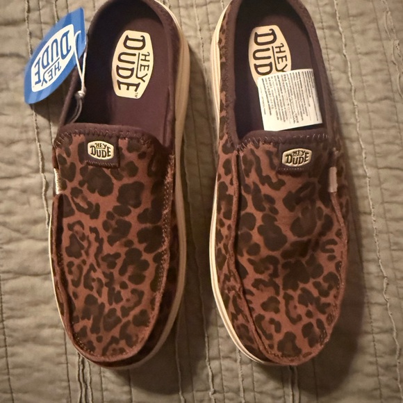 Hey Dude NWT Leopard Print Slip-On Sneakers Size 9 - Picture 4 of 6